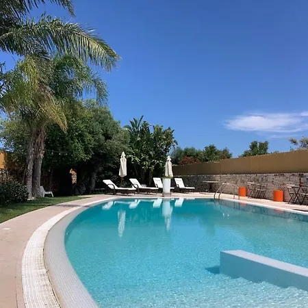 Alojamento de Acomodação e Pequeno-almoço Carone Suite-charme&pool