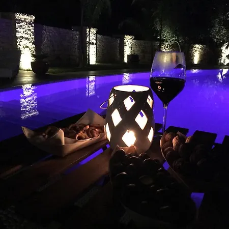 Carone Suite-charme&pool Alojamento de Acomodação e Pequeno-almoço 4*