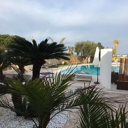 Alojamento de Acomodação e Pequeno-almoço Carone Suite-charme&pool 4*