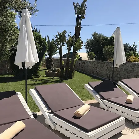 Alojamento de Acomodação e Pequeno-almoço Carone Suite-charme&pool