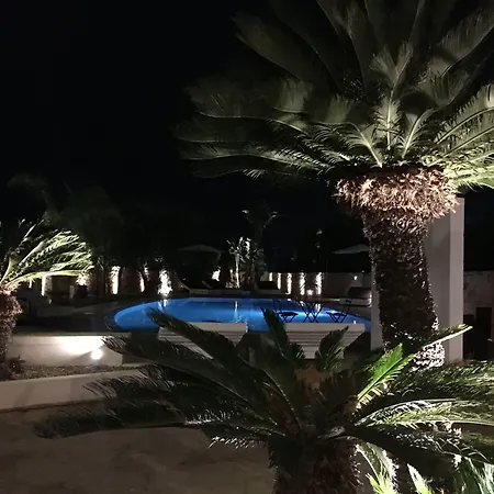 Carone Suite-charme&pool بولينيانو آ ماري