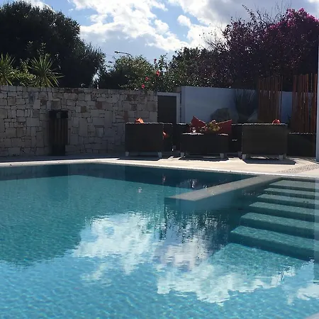 Carone Suite-charme&pool بولينيانو آ ماري