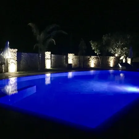 Carone Suite-charme&pool فندق مبيت وإفطار 4*